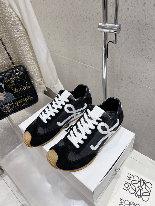 LOEWE罗意威阿甘鞋、德训鞋、运动鞋小红书好物分享；实在是太美太好穿太舒服太百搭啦 鞋子很轻便，逛街暴走零压力，配裙子裤子都OK！混搭拼接面料 磨砂牛皮 丝绒