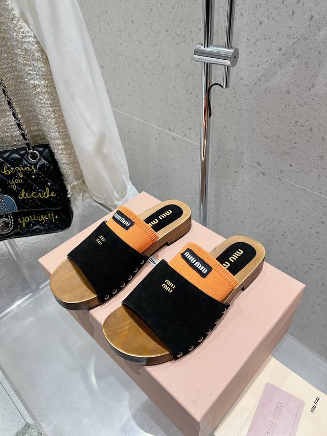 高品质出厂 包含一双半袜 miumiu*2025ss缪缪春夏新款平底小牛皮凉鞋拖鞋zp开发 原版拆卸，细节对版秒杀市面普通版本，miumiu真的太少女啦！皮质超