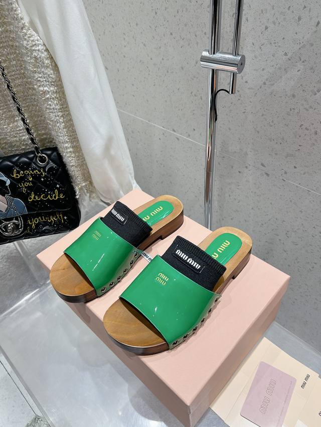 高品质出厂 包含一双半袜 miumiu*2025ss缪缪春夏新款平底小牛皮凉鞋拖鞋zp开发 原版拆卸，细节对版秒杀市面普通版本，miumiu真的太少女啦！皮质超
