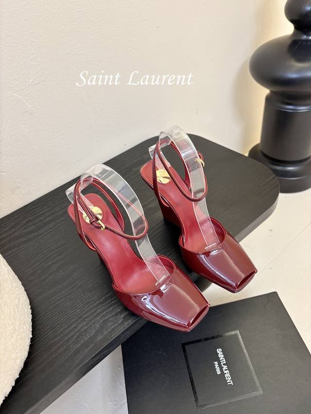 Saint Laurent 圣罗兰坡跟鱼嘴凉鞋Lee金属钻链条尖头高跟鞋YSL姐姐的美丽尤物高跟鞋 又是人间圣罗兰 Rose同款的高跟鞋化很好修饰脚型，奢华金属