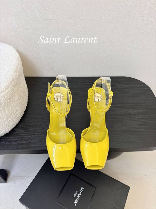 Saint Laurent 圣罗兰坡跟鱼嘴凉鞋Lee金属钻链条尖头高跟鞋YSL姐姐的美丽尤物高跟鞋 又是人间圣罗兰 Rose同款的高跟鞋化很好修饰脚型，奢华金属