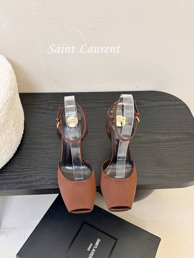 Saint Laurent 圣罗兰坡跟鱼嘴凉鞋Lee金属钻链条尖头高跟鞋YSL姐姐的美丽尤物高跟鞋 又是人间圣罗兰 Rose同款的高跟鞋化很好修饰脚型，奢华金属