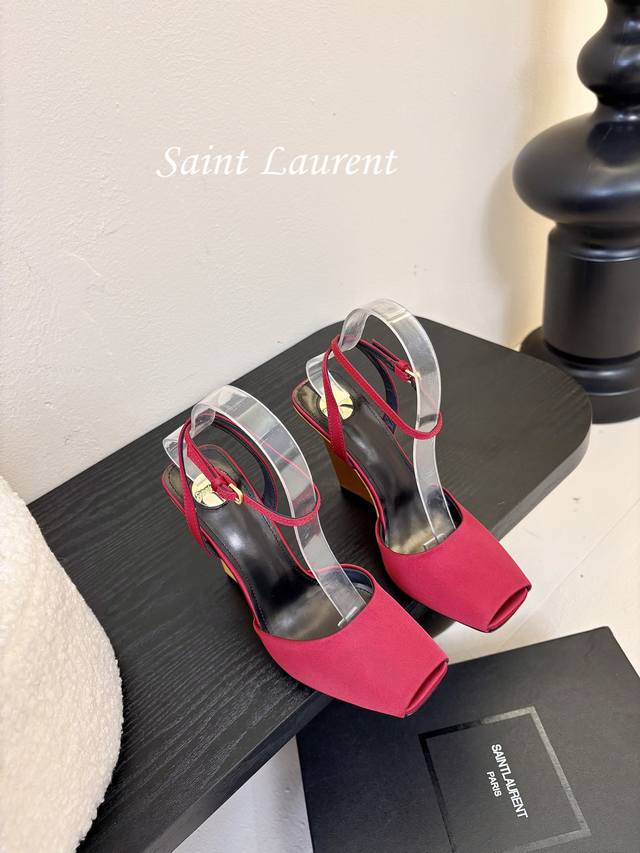 Saint Laurent 圣罗兰坡跟鱼嘴凉鞋Lee金属钻链条尖头高跟鞋YSL姐姐的美丽尤物高跟鞋 又是人间圣罗兰 Rose同款的高跟鞋化很好修饰脚型，奢华金属