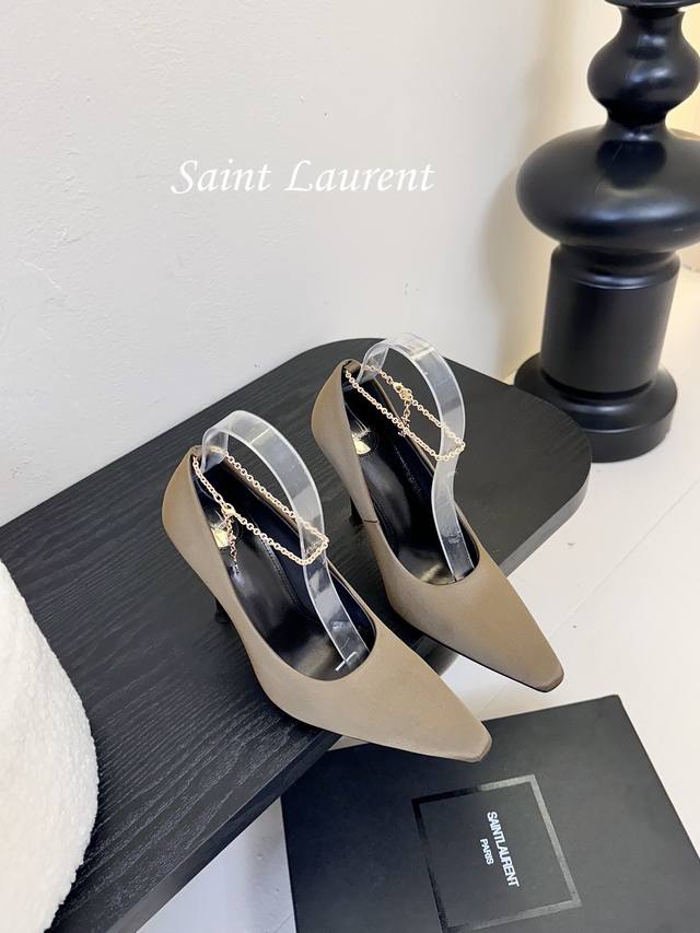 Saint Laurent 圣罗兰Lee金属钻链条尖头高跟鞋YSL姐姐的美丽尤物高跟鞋 又是人间圣罗兰 Rose同款的高跟鞋化很好修饰脚型，奢华金属链 这几年S