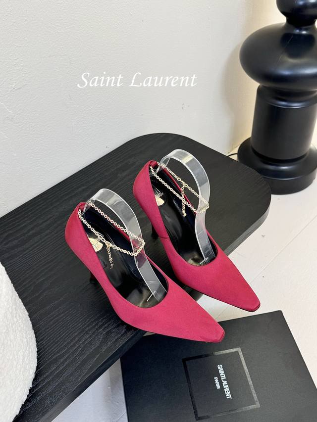 Saint Laurent 圣罗兰Lee金属钻链条尖头高跟鞋YSL姐姐的美丽尤物高跟鞋 又是人间圣罗兰 Rose同款的高跟鞋化很好修饰脚型，奢华金属链 这几年S