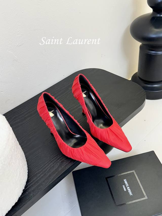 Saint Laurent 圣罗兰Lee金属钻链条尖头高跟鞋YSL姐姐的美丽尤物高跟鞋 又是人间圣罗兰 Rose同款的高跟鞋化很好修饰脚型，奢华金属链 这几年S