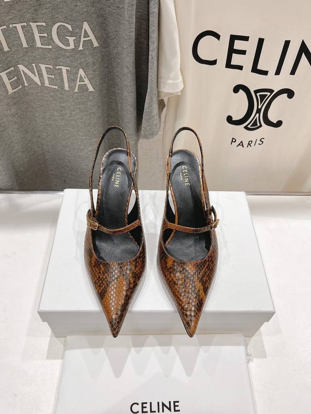 高版本出厂 CELINE 赛琳2025ss夏季新品简易尖头高跟凉鞋～复古简约又时尚 上脚舒适.百搭.显瘦，超有气质～百搭日常着用都是一绝的单品！小平跟轻松无压力