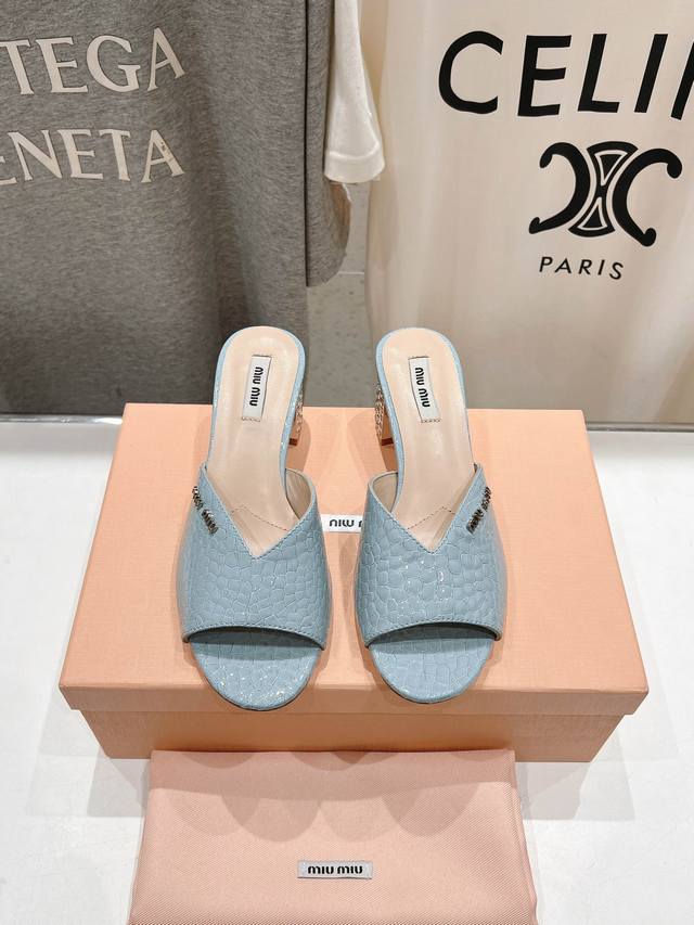 高品质出厂 MiuMiu*2025ss缪缪春夏新款高跟镶钻小牛皮凉鞋拖鞋Zp开发 原版拆卸 秒杀市面普通版本，miumiu真的太少女啦！小牛皮超级软糯 舒适度超