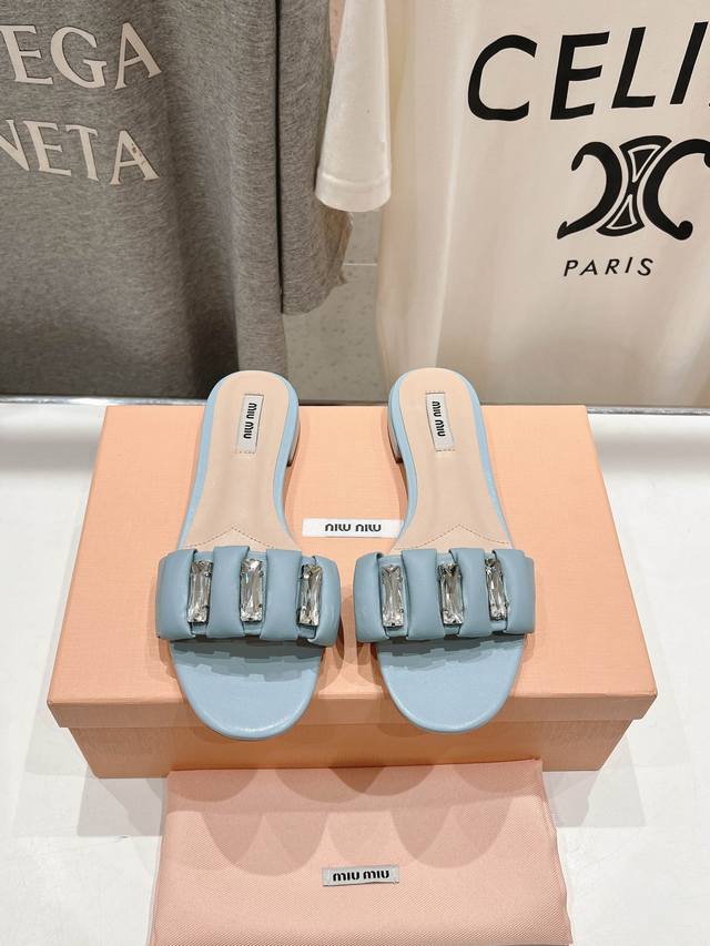高品质出厂 MiuMiu*2025ss缪缪春夏新款平底镶钻小牛皮凉鞋拖鞋Zp开发 原版拆卸 秒杀市面普通版本，miumiu真的太少女啦！小牛皮超级软糯 舒适度超