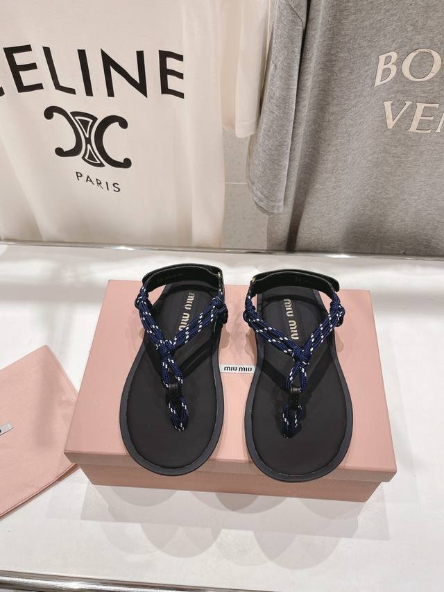 高版本出厂 MiuMiu缪缪2025ss仙女简约风水钻夹脚凉鞋夏季百搭款。舒适又好穿，上脚显白 怎么穿都好看，今夏时髦精最爱～全球最火夹趾凉鞋， 出现在各大时装