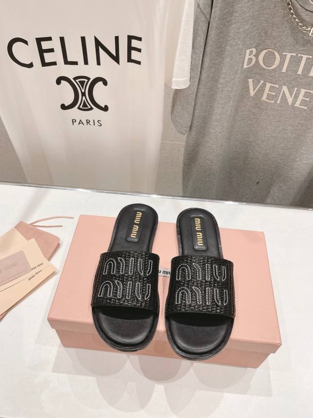 高品质出厂 MiuMiu*2025ss缪缪春夏新款平底小牛皮凉鞋拖鞋Zp开发 原版拆卸，细节对版秒杀市面普通版本，miumiu真的太少女啦！皮质超级软糯 舒适度