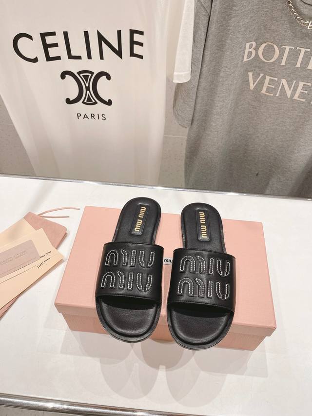 高品质出厂 MiuMiu*2025ss缪缪春夏新款平底小牛皮凉鞋拖鞋Zp开发 原版拆卸，细节对版秒杀市面普通版本，miumiu真的太少女啦！皮质超级软糯 舒适度