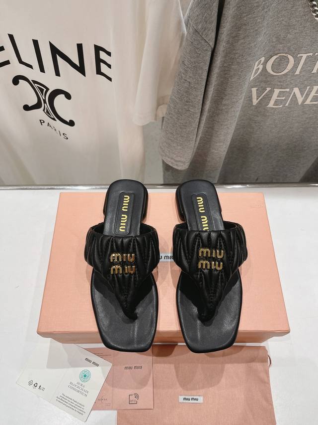 高品质出厂 MiuMiu*2025ss缪缪春夏新款平底小羊皮凉鞋拖鞋Zp开发 原版拆卸 对版菱格纹 秒杀市面普通版本，miumiu真的太少女啦！小羊皮超级软糯