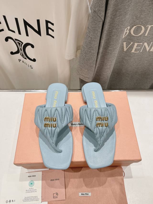 高品质出厂 MiuMiu*2025ss缪缪春夏新款平底小羊皮凉鞋拖鞋Zp开发 原版拆卸 对版菱格纹 秒杀市面普通版本，miumiu真的太少女啦！小羊皮超级软糯
