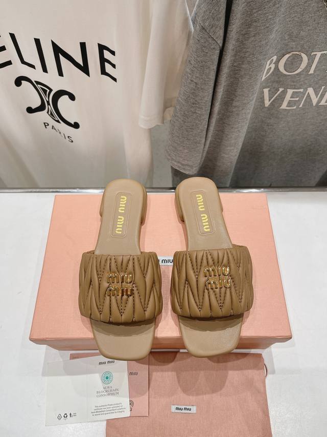 高品质出厂 MiuMiu*2025ss缪缪春夏新款平底小羊皮凉鞋拖鞋Zp开发 原版拆卸 对版菱格纹 秒杀市面普通版本，miumiu真的太少女啦！小羊皮超级软糯