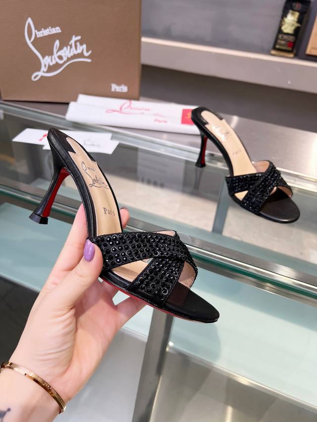 ChristianLouboutin路铂廷 CL红底鞋‖ 全球限量！来自拉斯维加斯的祝福灵感来自拉斯维加斯的炫彩霓虹手工制作，精致工艺收藏级作品绝对吸睛的存在真