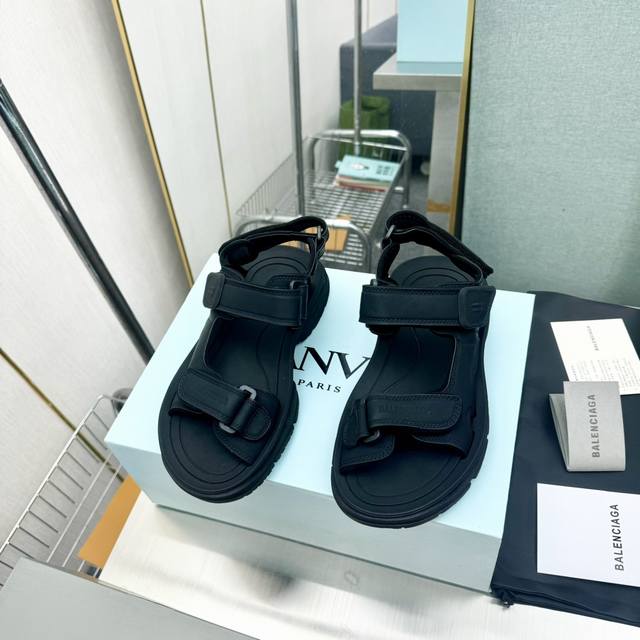 皮面 Balenciaga新款Tourist系列 巴黎世家魔术贴凉鞋走秀款 原版购入开模量产上脚超级舒适 搭配袜子更好看 鞋面由尼龙网格面料搭配莱卡面料制作三根