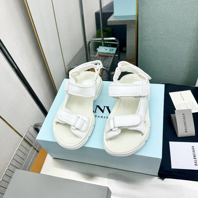 皮面 Balenciaga新款Tourist系列 巴黎世家魔术贴凉鞋走秀款 原版购入开模量产上脚超级舒适 搭配袜子更好看 鞋面由尼龙网格面料搭配莱卡面料制作三根