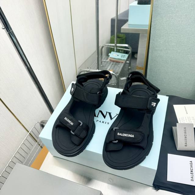 Balenciaga新款Tourist系列 巴黎世家魔术贴凉鞋走秀款 原版购入开模量产上脚超级舒适 搭配袜子更好看 鞋面由尼龙网格面料搭配莱卡面料制作三根魔术贴
