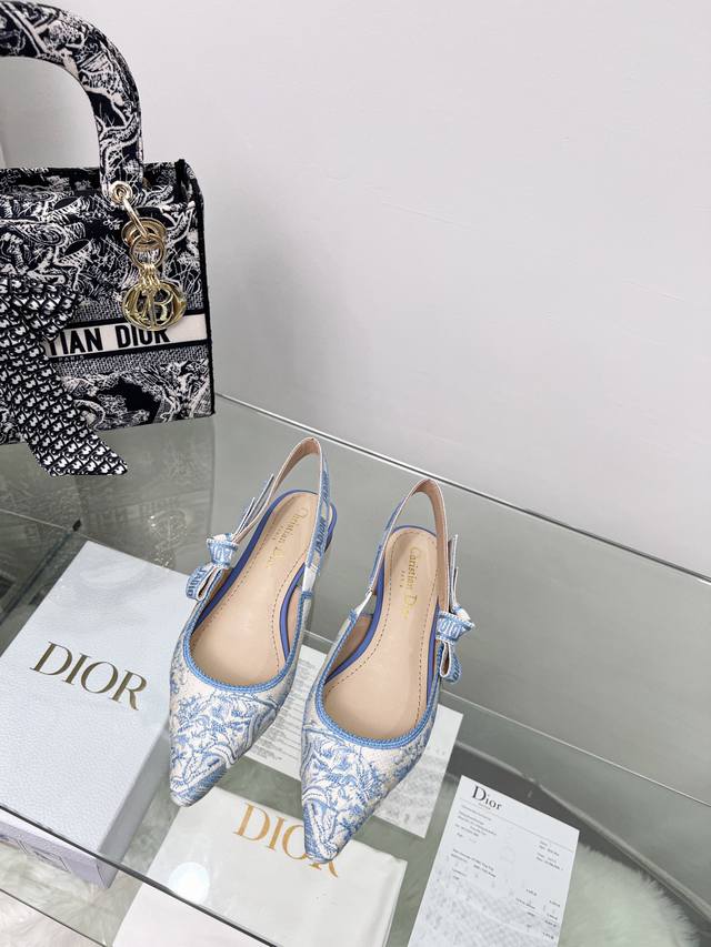 出厂价 J'ADIOR 迪奥 DIOR&MOI 春夏最新高定Slingback标志性系列 纯棉刺绣图案露跟平底女鞋 明星同款字母logo织带方头粗高跟蝴蝶结女凉