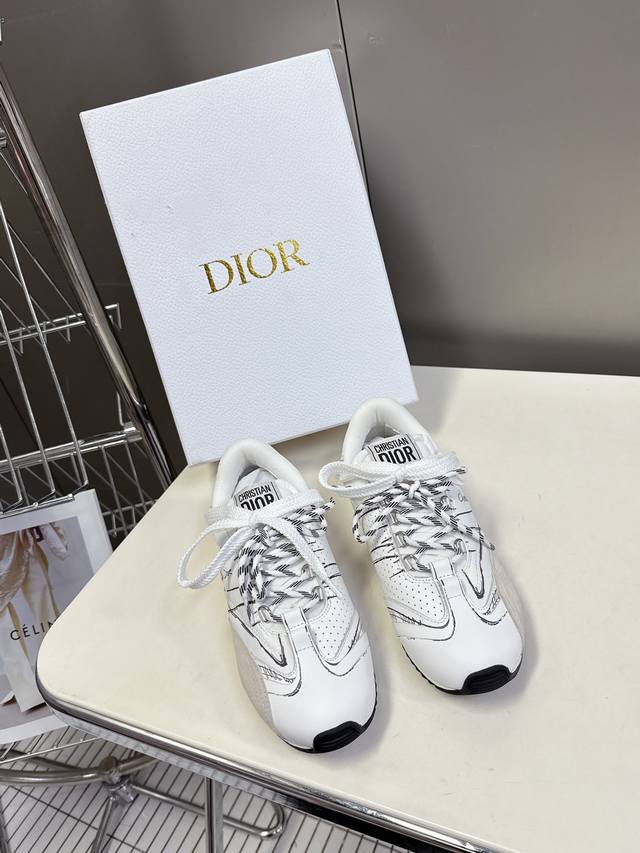 Dior迪奥春夏走秀款涂鸦素描德训鞋 阿甘鞋太古汇RMB8930购入开发 25ss春夏秀场出镜率最高的单品 这双鞋改变了之前印象中的阿甘鞋单一的设计风格 保留着