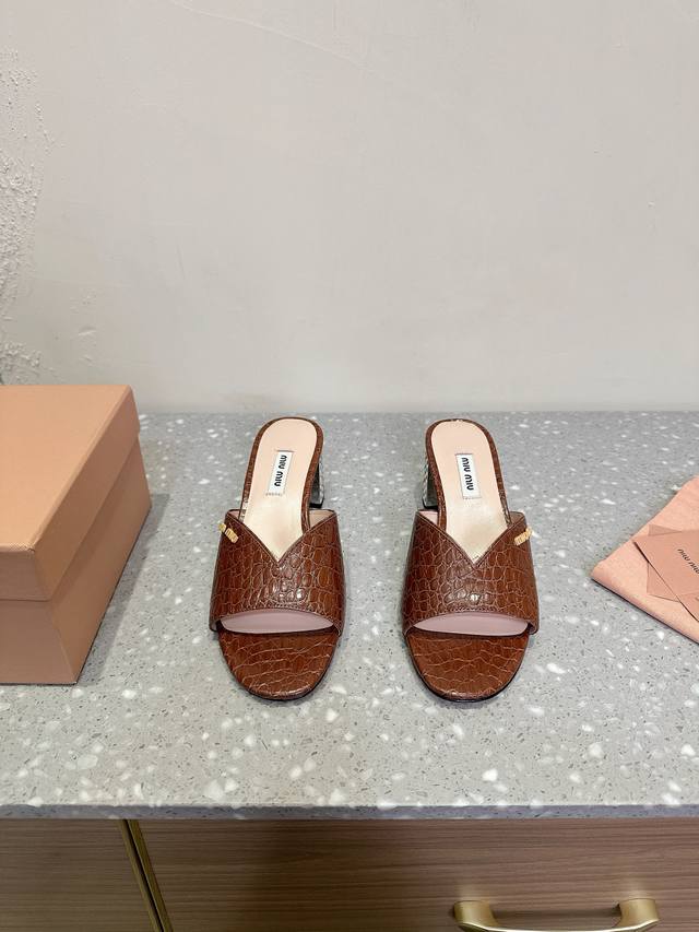 MIUMIU 缪缪 25ss春夏新品 鱼嘴 粗跟拖鞋 气质小女人风，鞋跟盘镶嵌水钻，闪出新高度质感十足，穿着非常舒适。鞋面上的褶皱设计看起来非常有质感，钻面的造