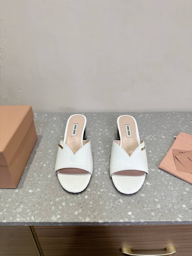 MIUMIU 缪缪 25ss春夏新品 鱼嘴 粗跟拖鞋 气质小女人风，鞋跟盘镶嵌水钻，闪出新高度质感十足，穿着非常舒适。鞋面上的褶皱设计看起来非常有质感，钻面的造