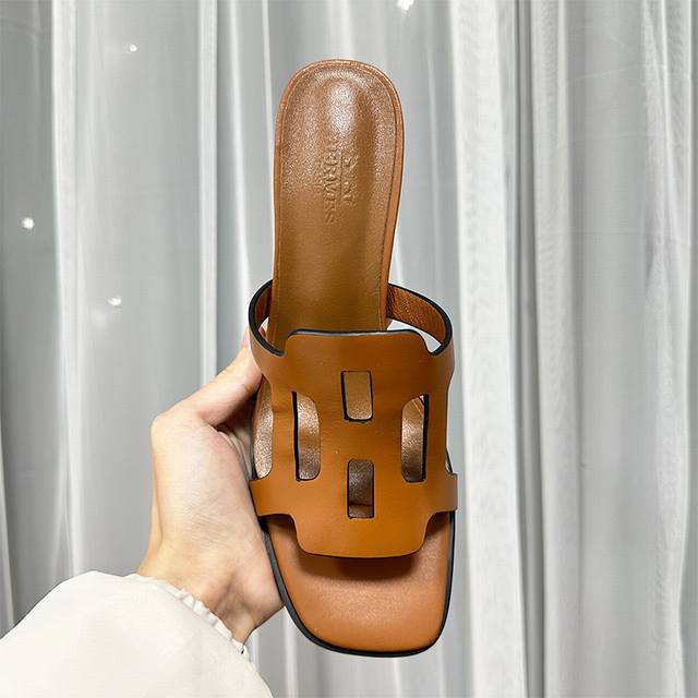 Hermes橡胶底 真皮底 粗跟高：6cm 码数35-44 43 44定做不退换 鞋面采用头层牛皮面内里：羊皮垫脚 牛皮高跟拖鞋，经典“H”型鞋面搭配撞色楦缘。
