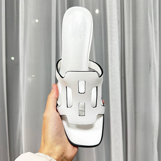 Hermes橡胶底 真皮底 粗跟高：6cm 码数35-44 43 44定做不退换 鞋面采用头层牛皮面内里：羊皮垫脚 牛皮高跟拖鞋，经典“H”型鞋面搭配撞色楦缘。