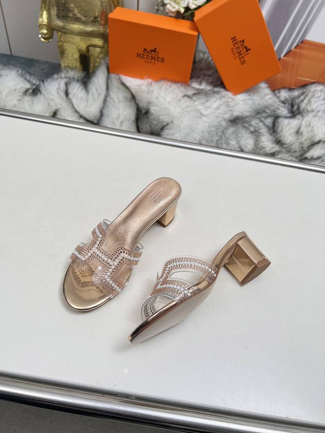 Hermes2024春夏新款P: 真皮大底 P:160 橡胶大底 码数：35-44 43 44可定做不退换 面料胶片加烫钻，垫脚羊皮 爱马仕2024新款官网同步