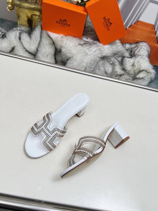 Hermes2024春夏新款P: 真皮大底 P:160 橡胶大底 码数：35-44 43 44可定做不退换 面料胶片加烫钻，垫脚羊皮 爱马仕2024新款官网同步