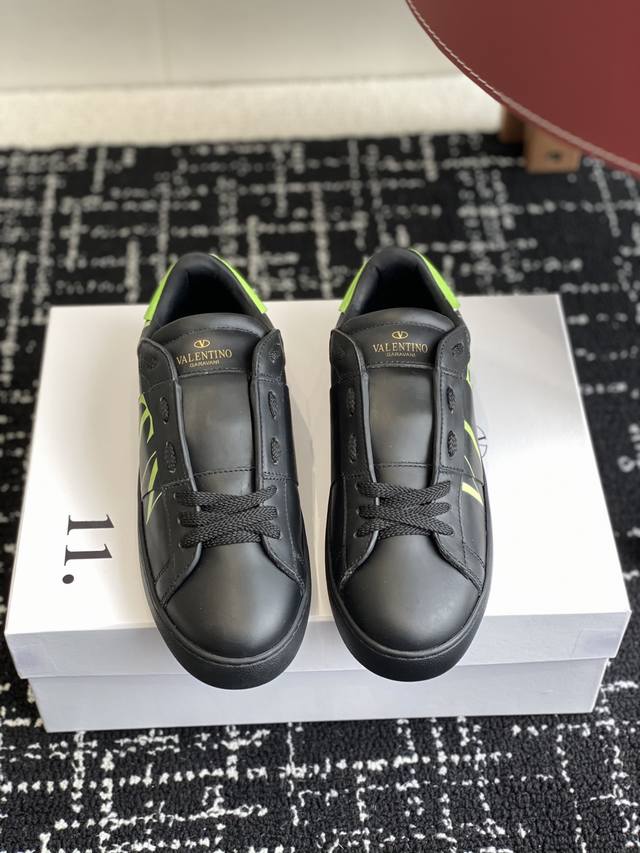 代购级 Valentino 经典升级 低帮绑带运动鞋、休闲鞋 男士女士真皮板鞋华伦天奴运动板鞋简直太棒了 时尚潮流炫酷+经典复古，情侣款最新时尚运动鞋系列都有货