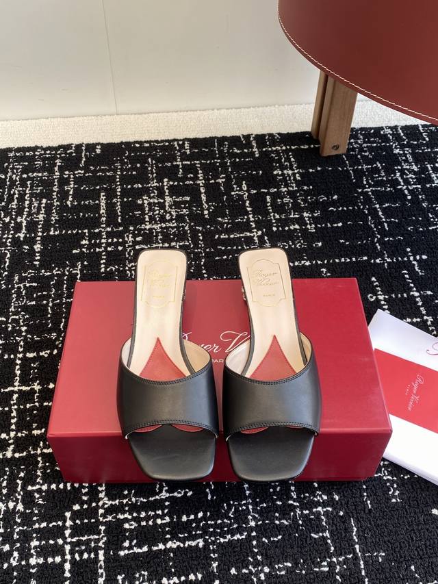 代购级 Roger vivier Rv 25ss 春夏新款 钻跟拖鞋 以质感超强的胎牛皮 纯手工制成 简约不简单，即刻点亮夜间造型。Size：#34-40 34