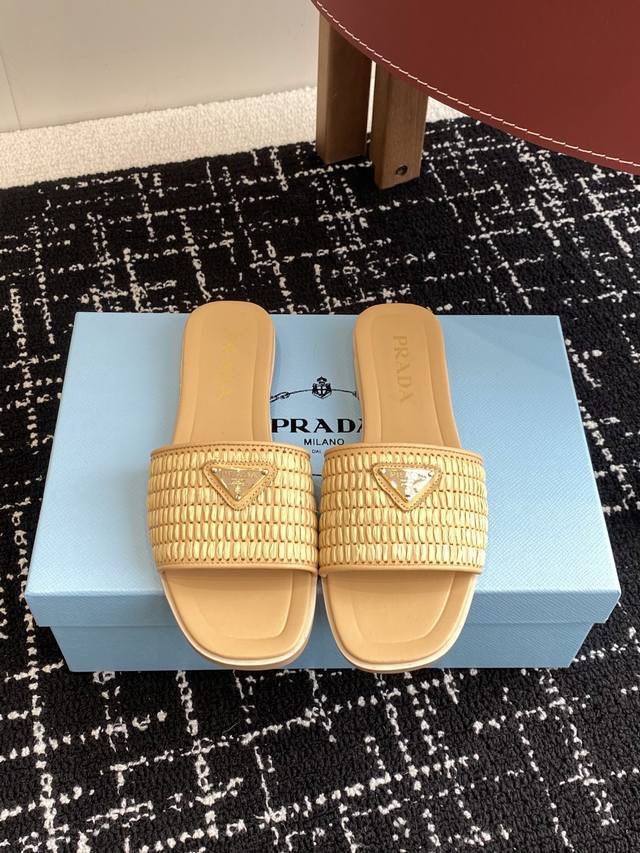 代购级 Prada 25ss 新款春夏 普拉达编制拖鞋 现代风格的线条和原始的建筑体量定义了这些具有复杂魅力Prada三角形的标志性几何形状为鞋跟设计带来灵感，