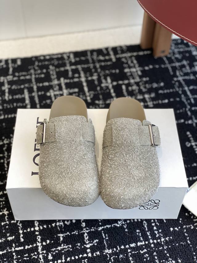 代购级 罗意威新款Loewe 25ss 勃肯拖鞋来自秀场延续品牌设计师Jonathan Anderson一贯的玩味主义色彩新款 勃肯 穆勒拖鞋以可爱有趣的圆形鞋