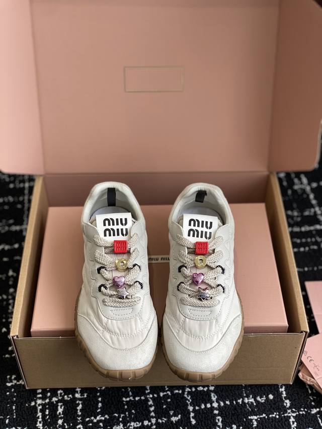 东莞代购级 配扣子50 官网同步盒包装 MiuMiu 缪缪 25ss 春夏新款 饼干鞋 阿甘鞋休闲运动鞋miumiu最新爆款 前卫大胆的设计，Miu Miu风格