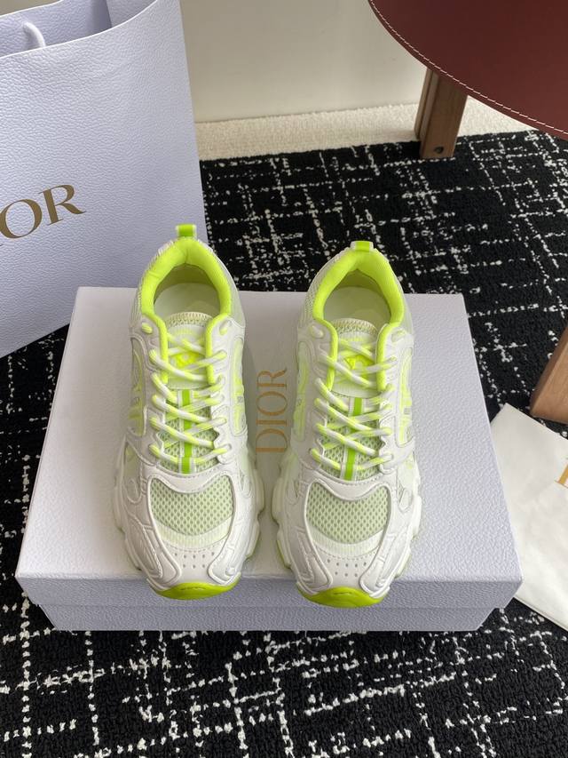 代购级 Dior 明星款25ss 主推爆品 全新发售的迪奥 Dior Chrono 新款休闲运动鞋跑鞋老爹鞋 真的酷毙了，未来感十足真的好飒！再次演绎了迪奥酷时