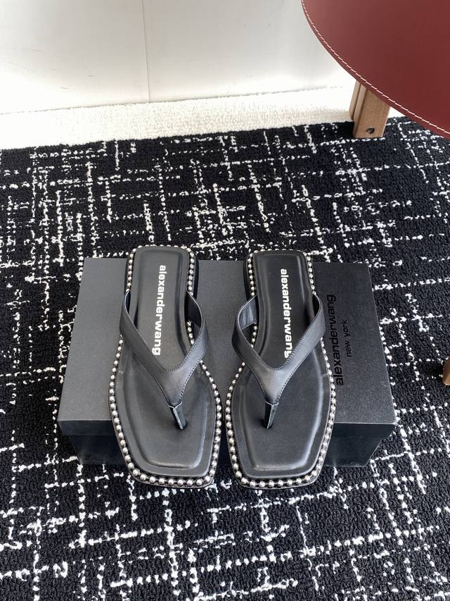 代购级 Alexander Wang，春季火爆新款珠珠人字拖鞋，性感钢珠包边高级优雅整体不失个性 夏天搭配裤装裙装都好看，清爽得体鞋面羊皮 内里羊皮 意大利进口