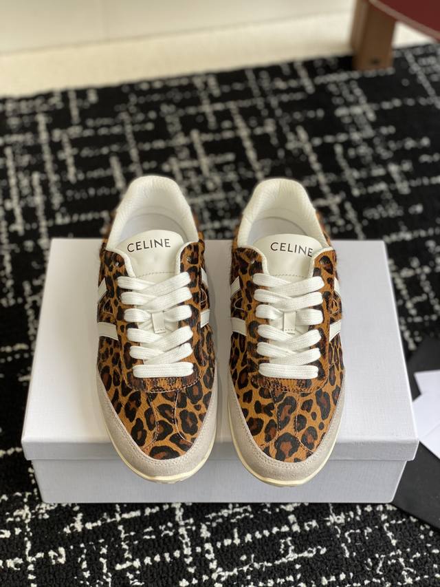 代购级 Celine 25ss 思琳新款休闲鞋德训运动鞋 专柜RMB购入开发 充满街头感的一双鞋子，最新大C设计非常赞 这款鞋有它自己独特的设计皮革鞋面非常好打
