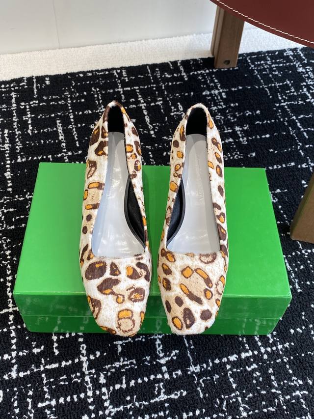 代购级 Bottega Veneta 25ss 新款BV 马毛 矮跟 单鞋系列单品优雅材质运用在鞋履上知性优雅干练，满满的高级感小方头设计美美哒 舒适高端 让出
