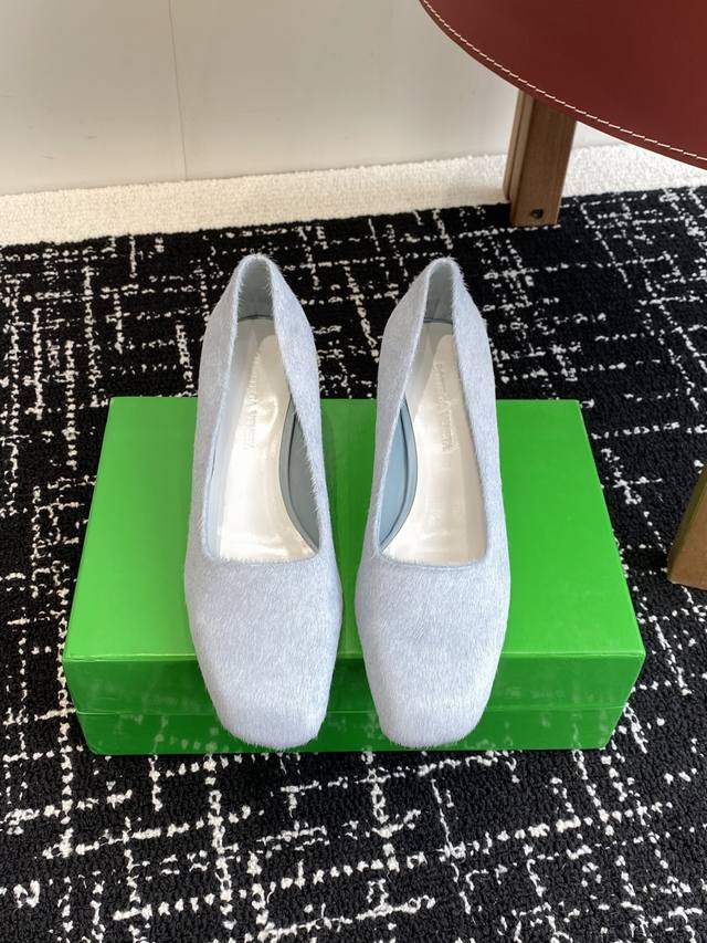 代购级 Bottega Veneta 25ss 新款BV 马毛 矮跟 单鞋系列单品优雅材质运用在鞋履上知性优雅干练，满满的高级感小方头设计美美哒 舒适高端 让出