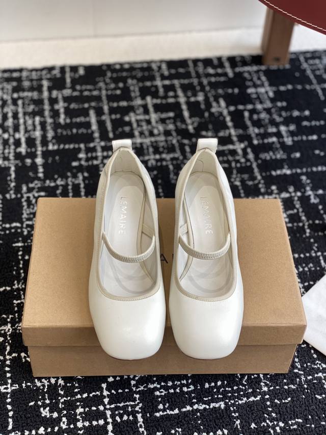 代购级 LEMAIRE 25ss绝美芭蕾舞鞋 上脚真的超级舒适 低调简约又不失高级 随意慵懒 小鸡黄色也好看平底 小羊皮 玛丽珍 超舒服 Lemaire 来自法