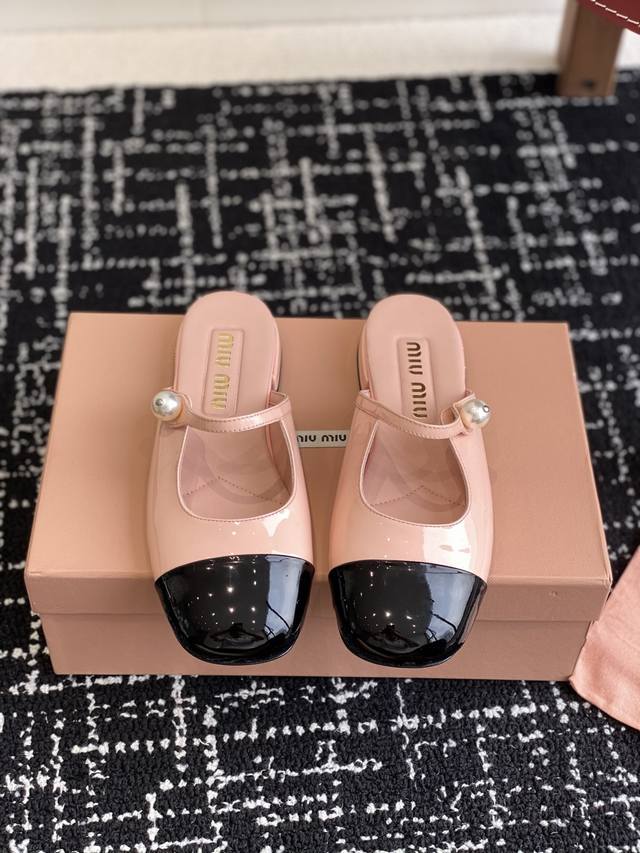 代购级 Miu Miu 缪缪 25ss春夏 小粗跟 玛丽珍 半拖 上脚果然更惊艳~个性设计非常百搭，而且高度也太适合我了，穿着不累脚 绝对入手不亏的一双！面料：