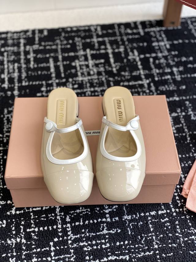 代购级 Miu Miu 缪缪 25ss春夏 小粗跟 玛丽珍 半拖 上脚果然更惊艳~个性设计非常百搭，而且高度也太适合我了，穿着不累脚 绝对入手不亏的一双！面料：