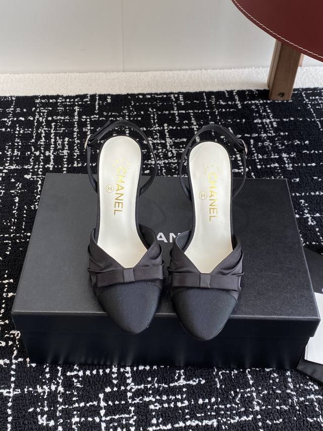 代购级 Chanel 小香 25ss早春新品 缎面蝴蝶结凉鞋系列法式风情 真是美到心尖尖上啦！ 优雅又浪漫的仙女应该就是这样吧极简的配色加上绸缎蝴蝶结深入人心