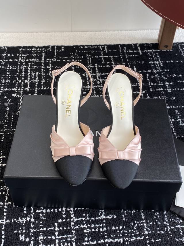 代购级 Chanel 小香 25ss早春新品 缎面蝴蝶结凉鞋系列法式风情 真是美到心尖尖上啦！ 优雅又浪漫的仙女应该就是这样吧极简的配色加上绸缎蝴蝶结深入人心