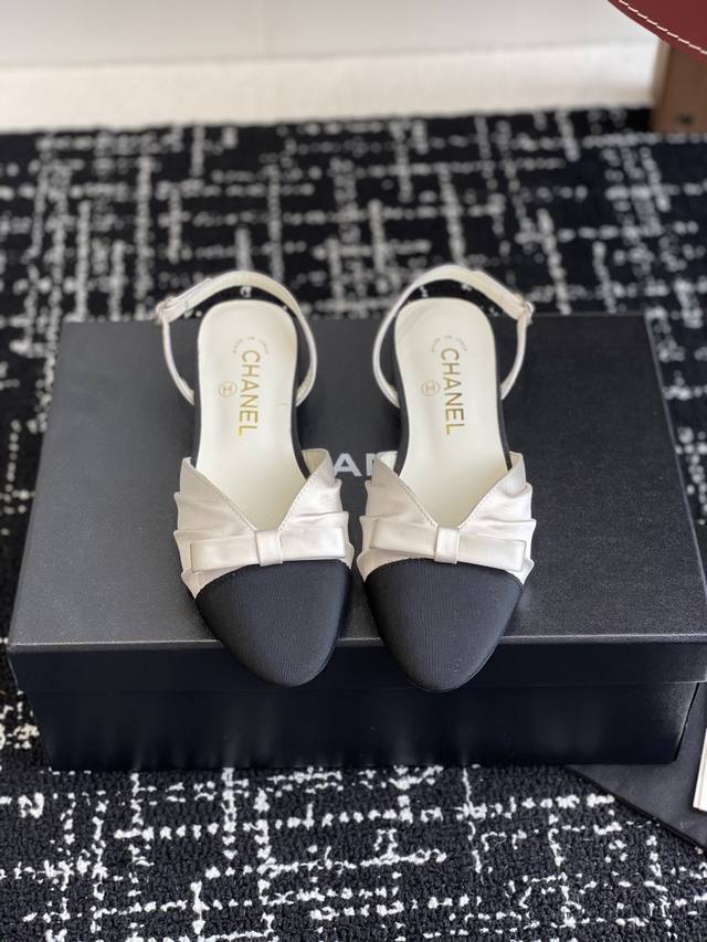 代购级 Chanel 小香 25ss早春新品 缎面蝴蝶结凉鞋系列法式风情 真是美到心尖尖上啦！ 优雅又浪漫的仙女应该就是这样吧极简的配色加上绸缎蝴蝶结深入人心