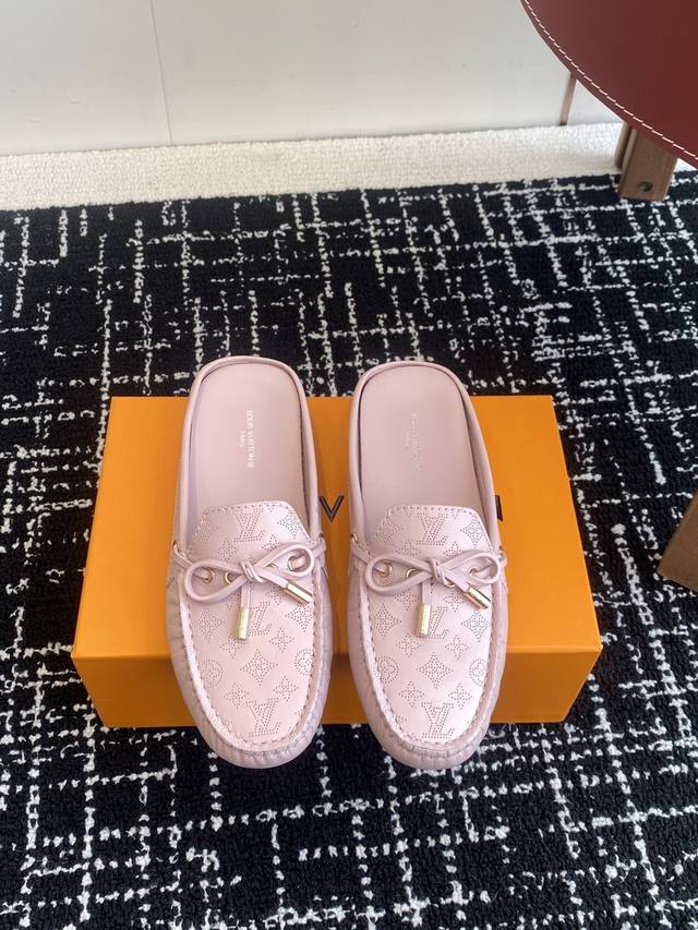 代购级 Louis Vuitton GLORIA平底 豆豆鞋 半拖 采用优质牛皮 轻盈舒适的莫卡辛结构搭配手缝鞋面点缀LV Cicle标识和铭纹鞋带端头。饰蝴蝶