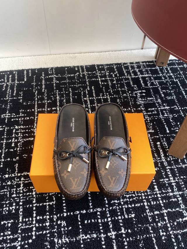 代购级 Louis Vuitton GLORIA平底 豆豆鞋 半拖 采用优质牛皮 轻盈舒适的莫卡辛结构搭配手缝鞋面点缀LV Cicle标识和铭纹鞋带端头。饰蝴蝶