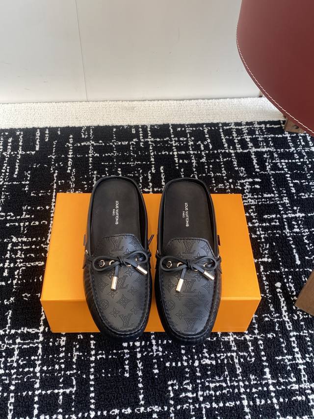 代购级 Louis Vuitton GLORIA平底 豆豆鞋 半拖 采用优质牛皮 轻盈舒适的莫卡辛结构搭配手缝鞋面点缀LV Cicle标识和铭纹鞋带端头。饰蝴蝶